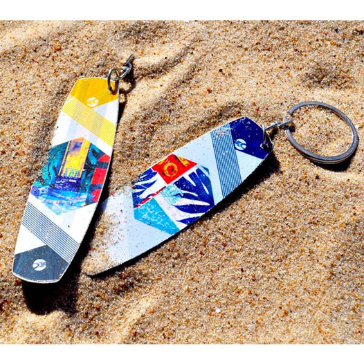 オリジナルノベルティ製作の販促ワールド|サーフボード型キーホルダー