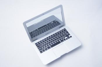 オリジナルノベルティ製作の販促ワールド ノートパソコン型コンパクトミラー
